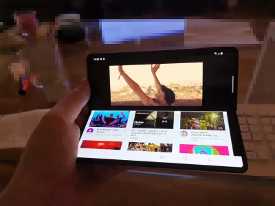Samsung Galaxy Z Fold 2 Review : Multitasking on a Samsung Galaxy Z Fold 2